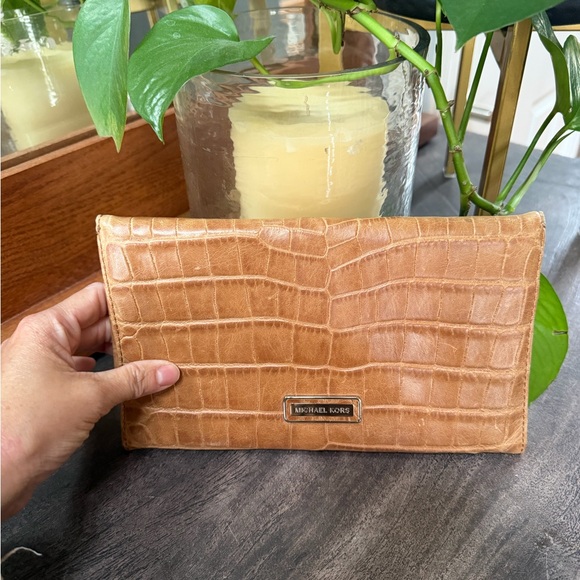 Michael Kors tan crocodile embossed leather envelope clutch - Picture 4 of 7